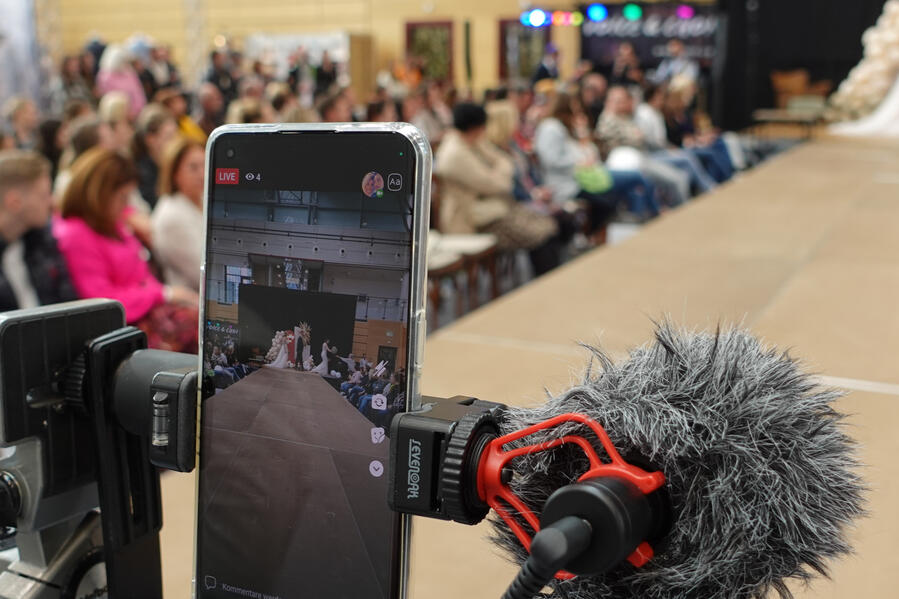 Smartphone und Mikrofon bei einer Live-Produktion auf einer Veranstaltung